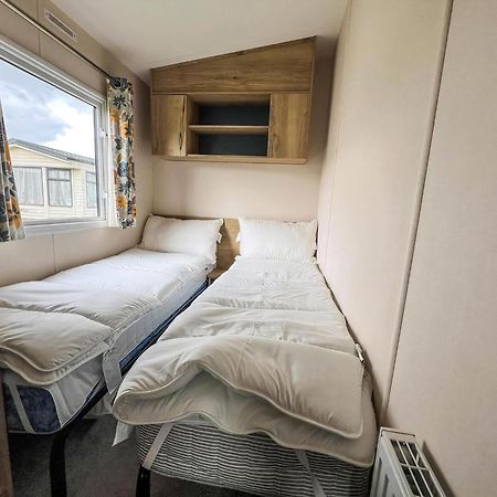 Homely 8 Berth Caravan At Dovercourt Holiday Park, Essex Ref 44201H Great Oakley  Экстерьер фото