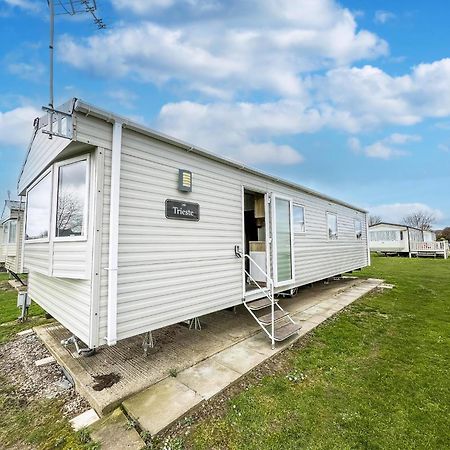 Homely 8 Berth Caravan At Dovercourt Holiday Park, Essex Ref 44201H Great Oakley  Экстерьер фото