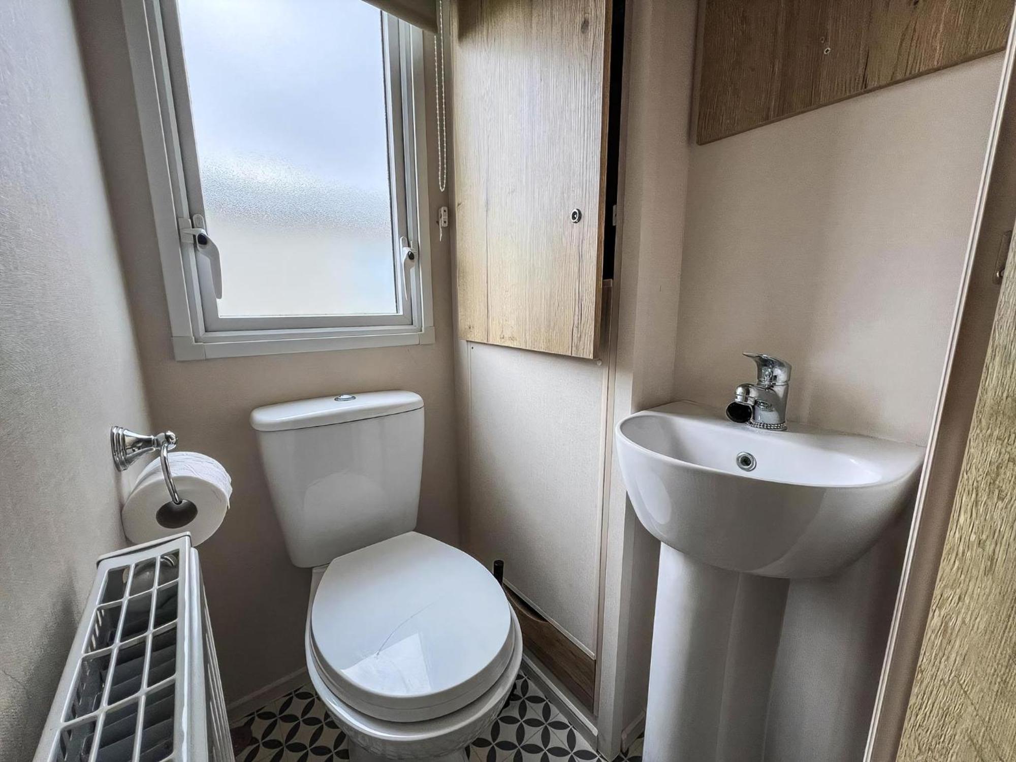 Homely 8 Berth Caravan At Dovercourt Holiday Park, Essex Ref 44201H Great Oakley  Экстерьер фото