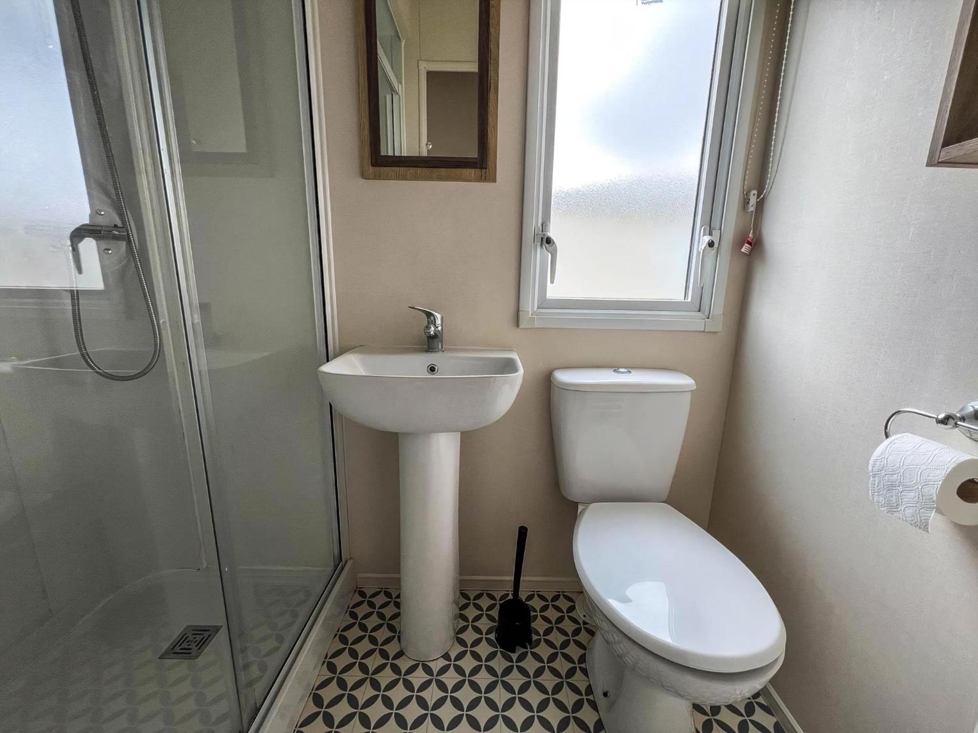 Homely 8 Berth Caravan At Dovercourt Holiday Park, Essex Ref 44201H Great Oakley  Экстерьер фото