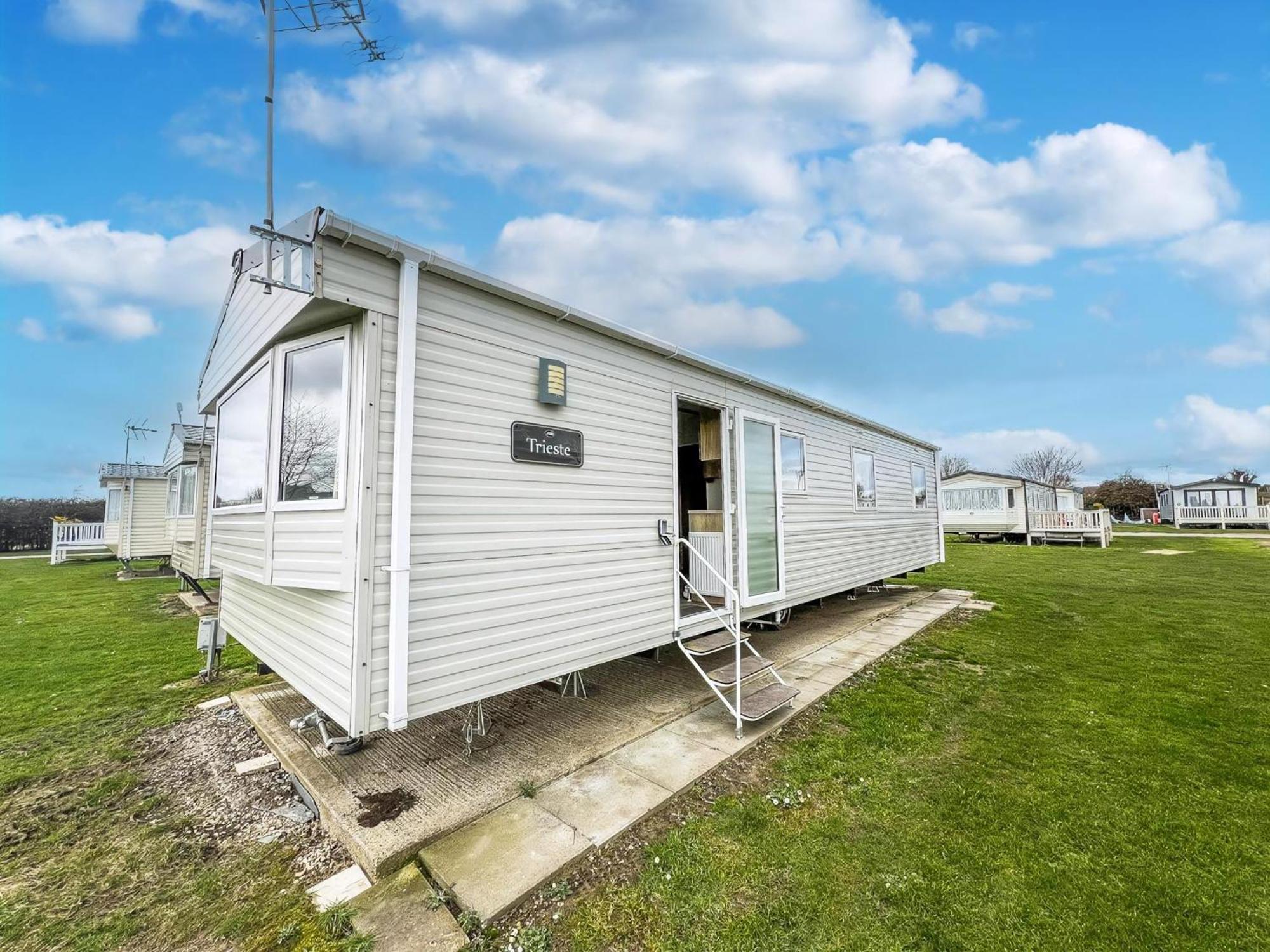 Homely 8 Berth Caravan At Dovercourt Holiday Park, Essex Ref 44201H Great Oakley  Экстерьер фото