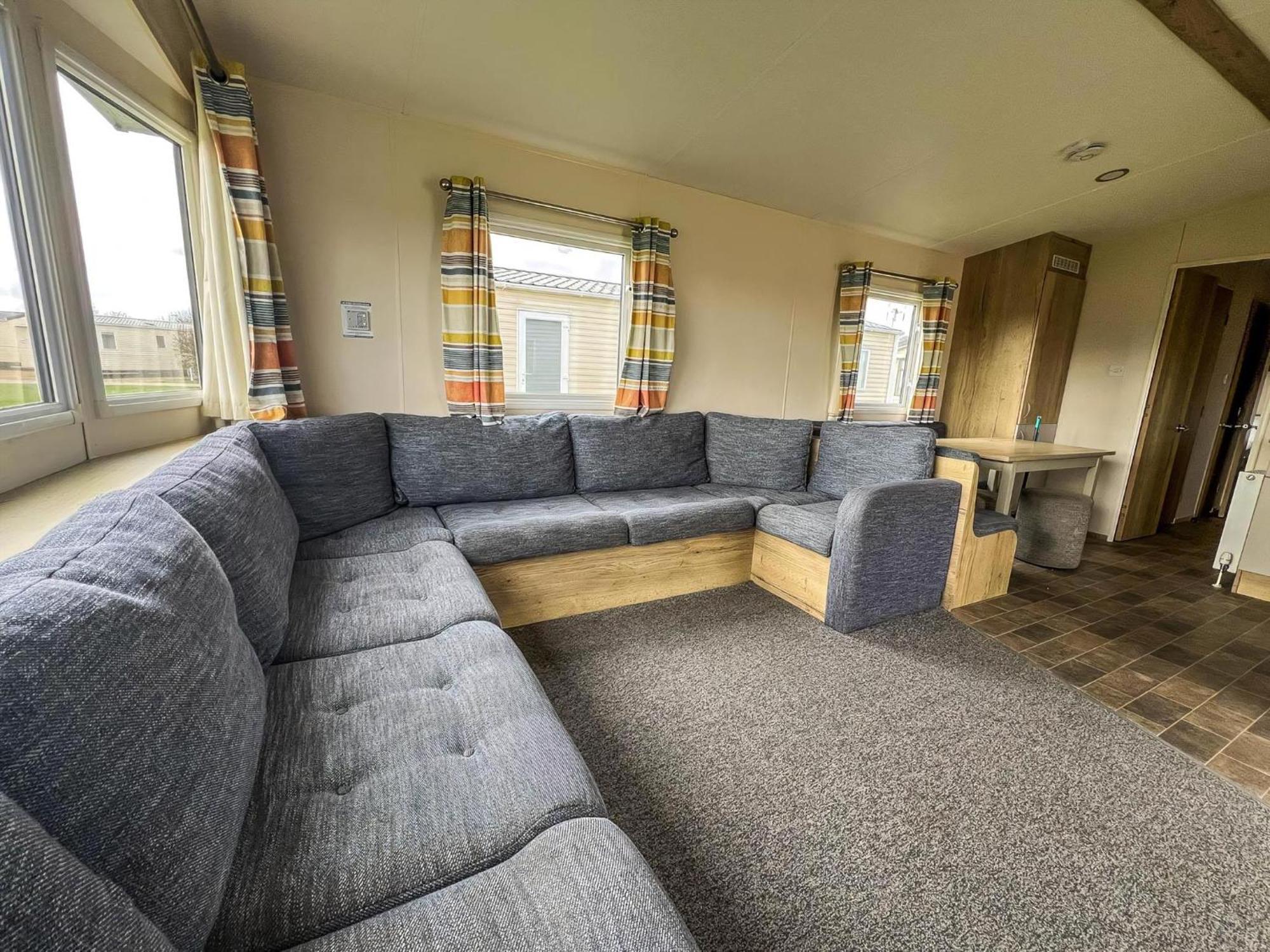 Homely 8 Berth Caravan At Dovercourt Holiday Park, Essex Ref 44201H Great Oakley  Экстерьер фото