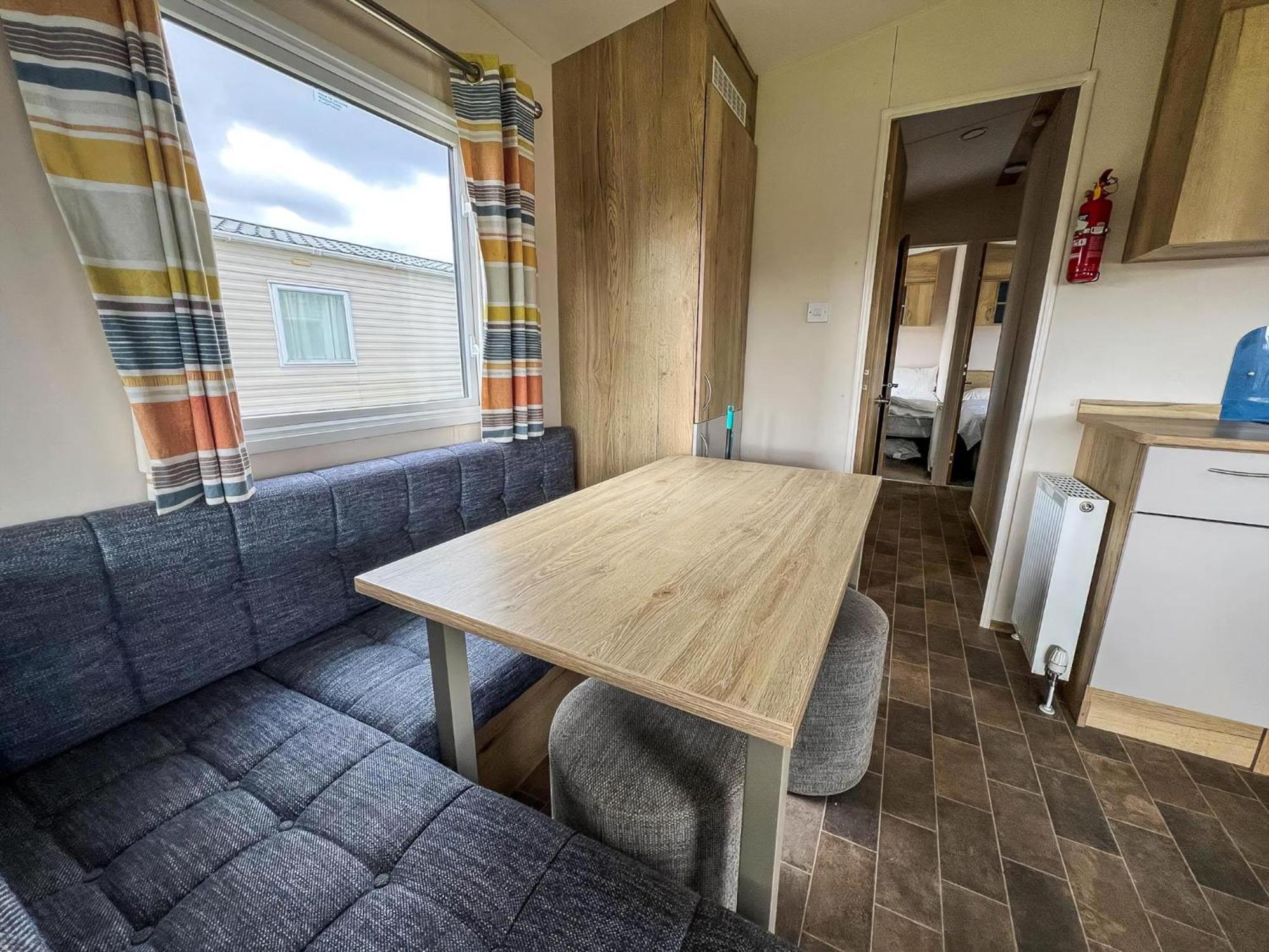 Homely 8 Berth Caravan At Dovercourt Holiday Park, Essex Ref 44201H Great Oakley  Экстерьер фото